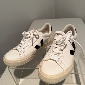 VEJA WHITE LEATHER SNEAKER WITH NAVY TRIM & V LOGO US SIZE 8